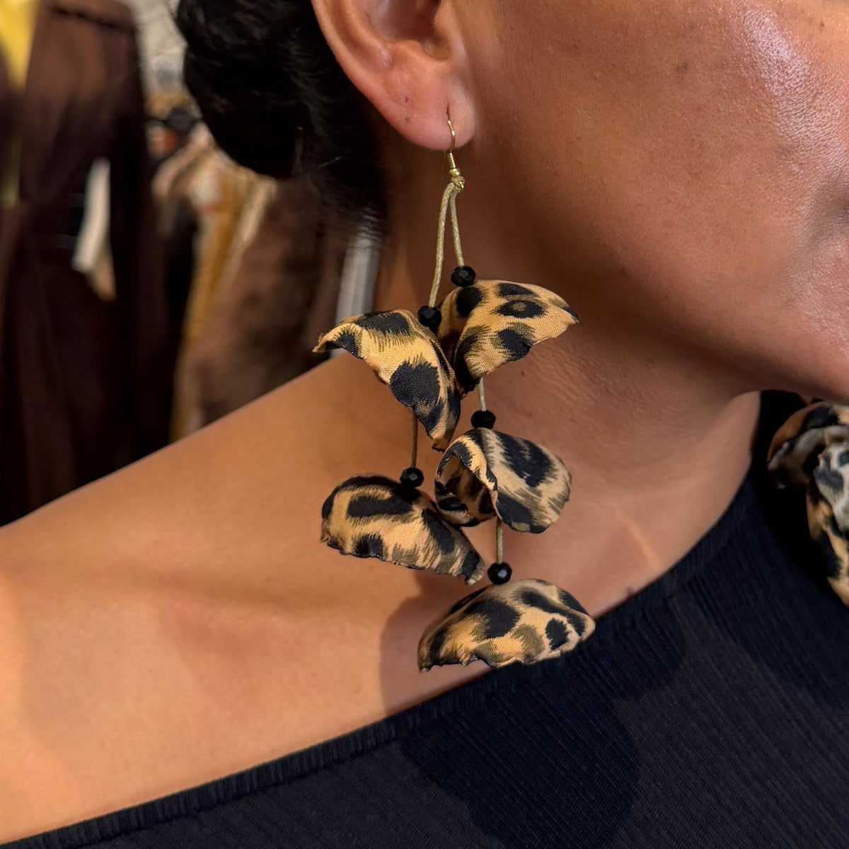 Boucles d’oreilles Zalina - Fleurs Noires et Blanches au Style Audacieux