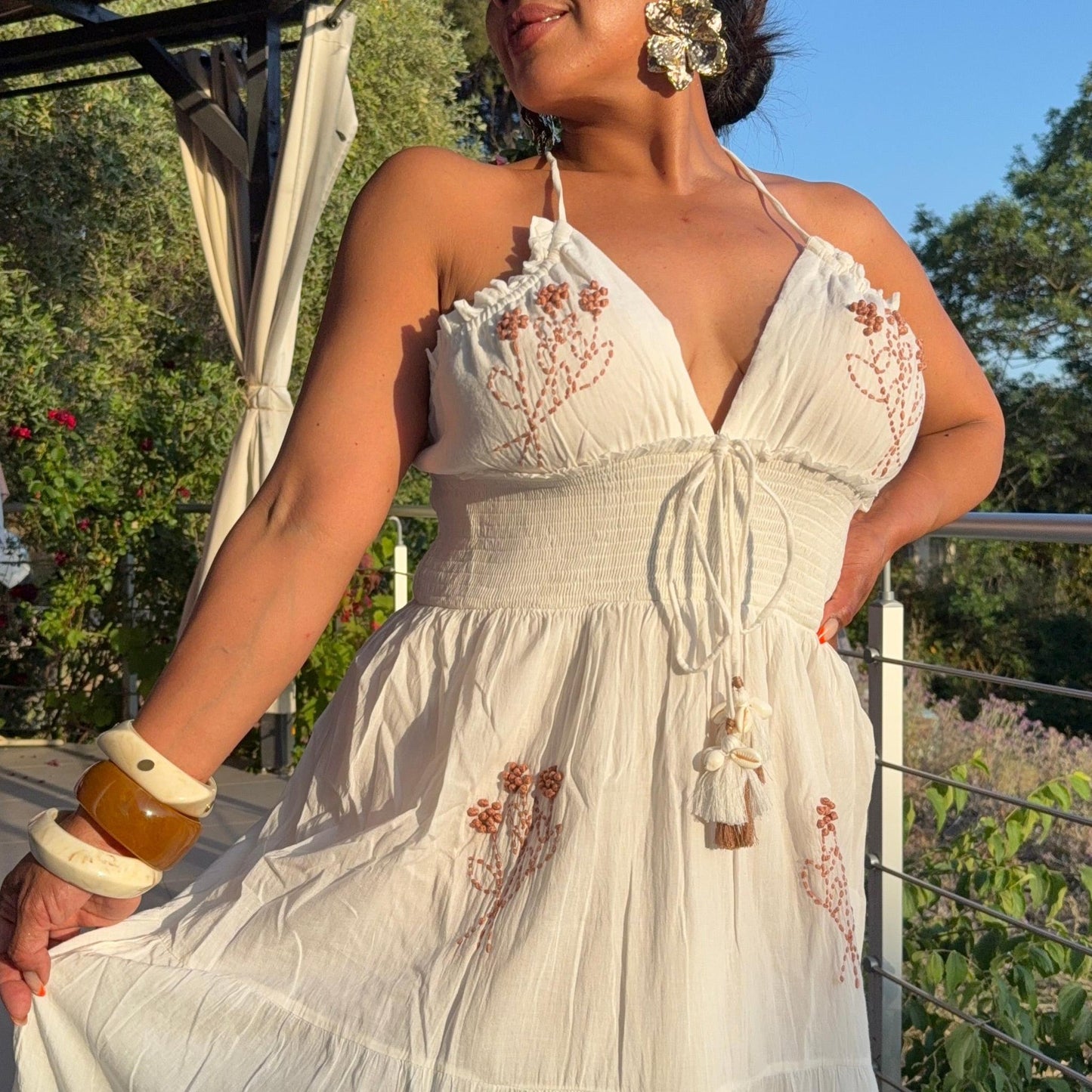 Robe Flora -  avec pompons brodés décoratifs.