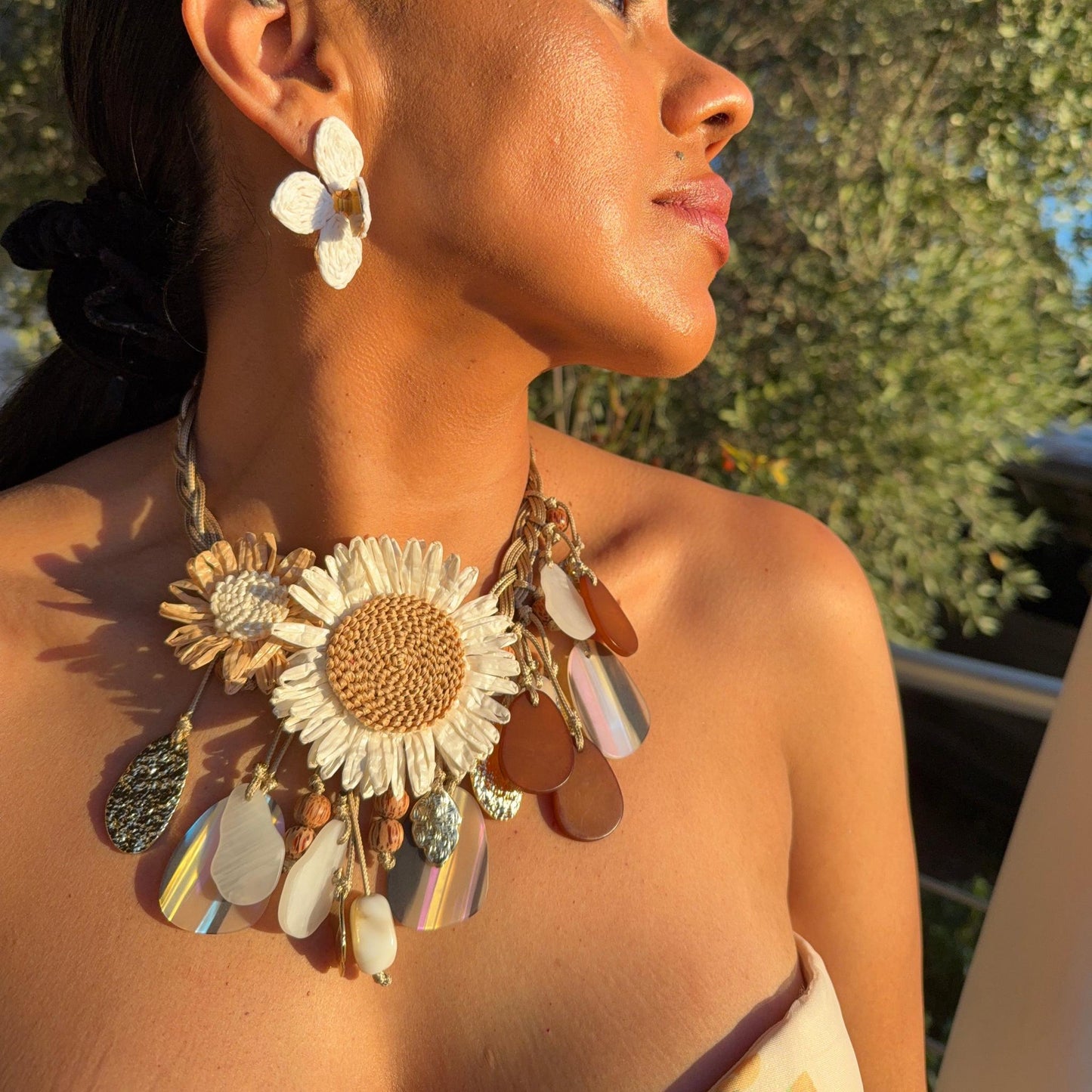 Collier Dahlia – Éclat nacré & allure solaire