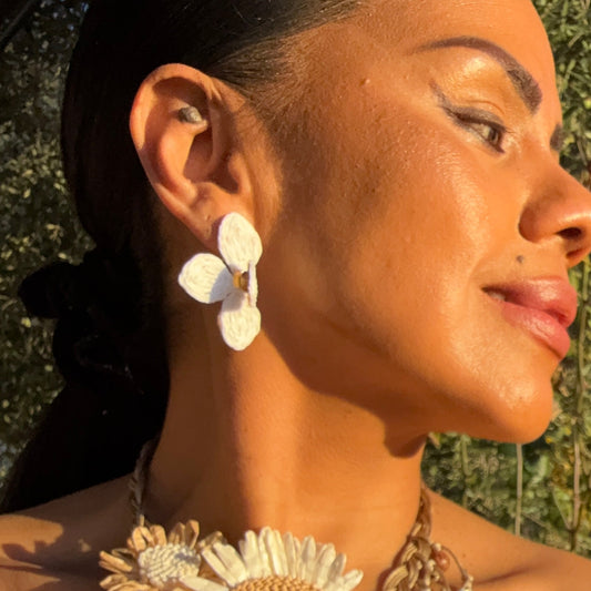 Boucles Flor – Douceur nacrée & élégance lumineuse