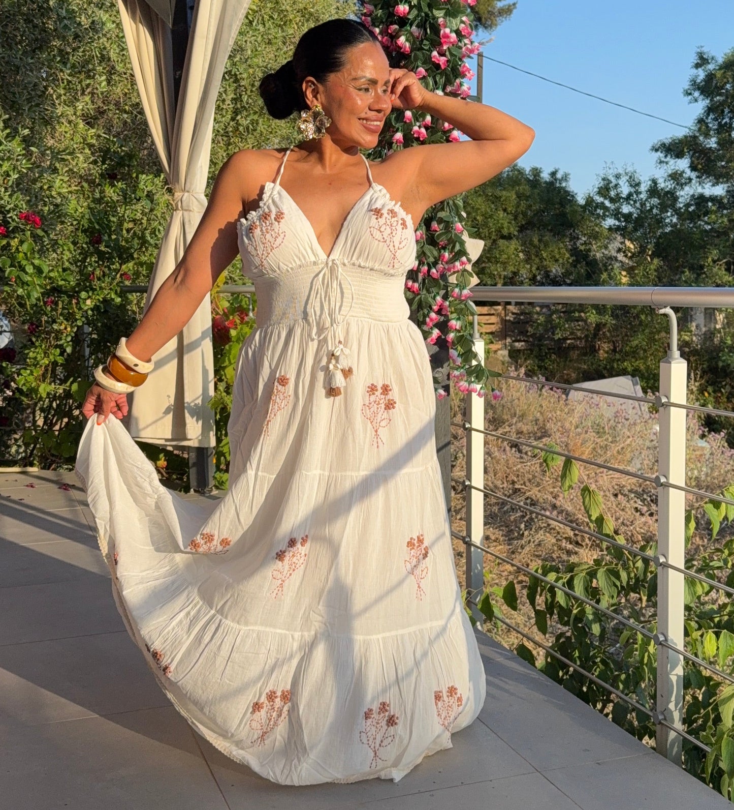 Robe Flora -  avec pompons brodés décoratifs.