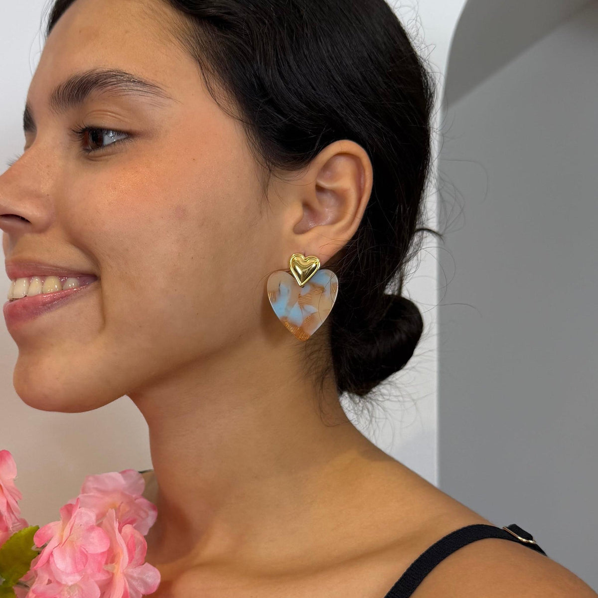 Boucles d’oreilles Amalia – Cœurs Colorés et Élégance Dorée