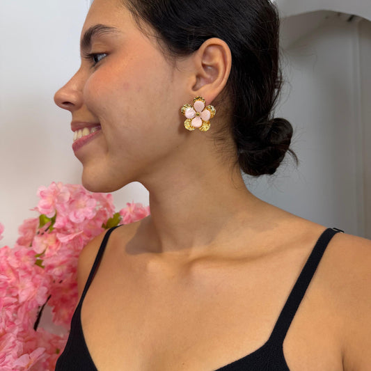 Boucles d’oreilles Liorane – Fleurs Nacrées et Éclat Doré