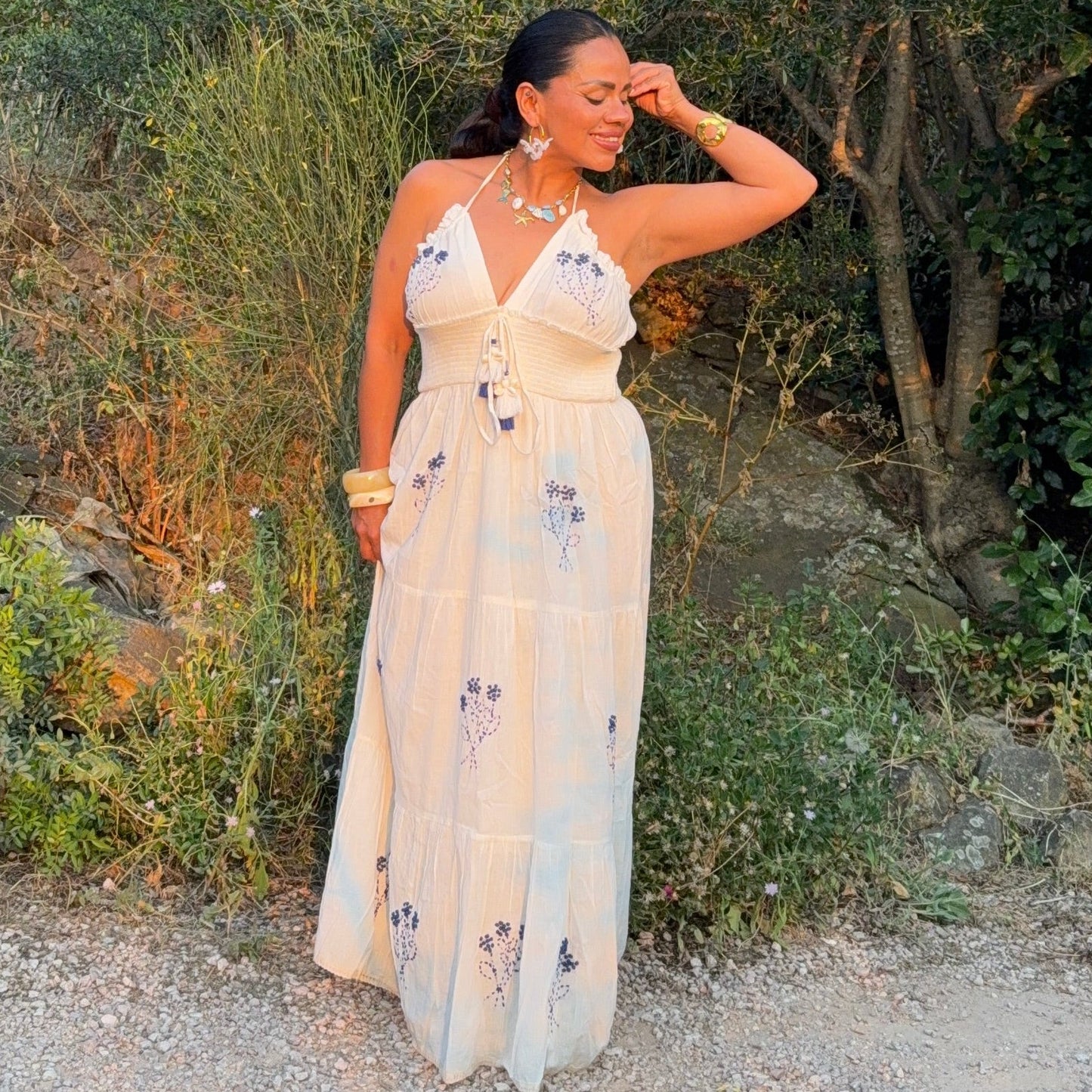 Robe Flora -  avec pompons brodés décoratifs.