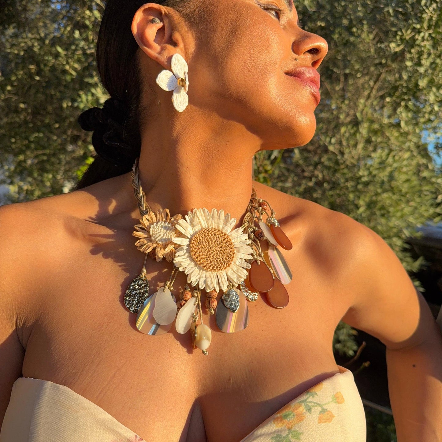 Collier Dahlia – Éclat nacré & allure solaire