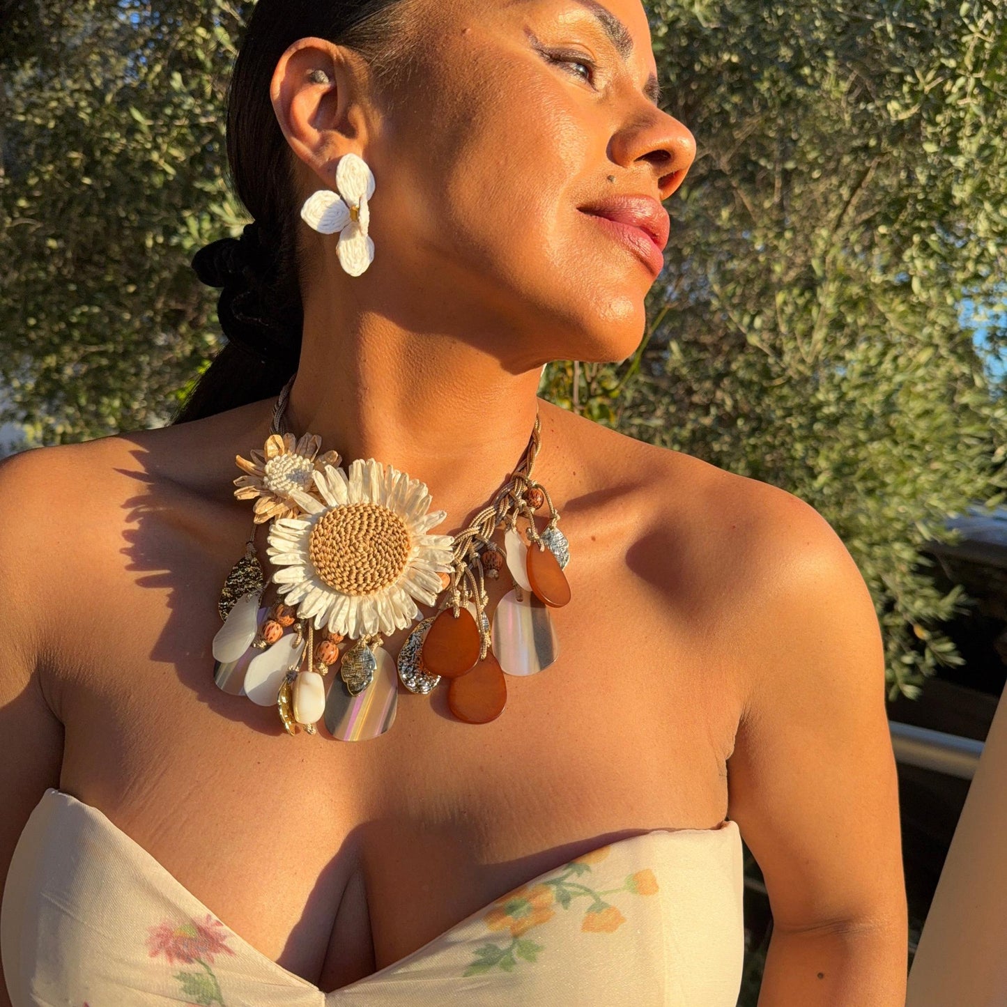 Collier Dahlia – Éclat nacré & allure solaire