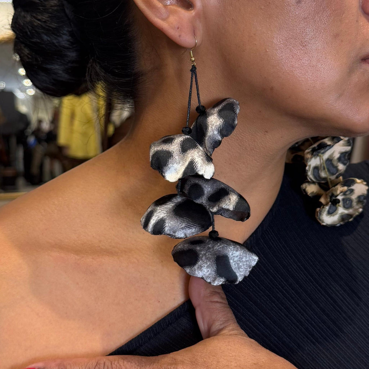 Boucles d’oreilles Zalina - Fleurs Noires et Blanches au Style Audacieux