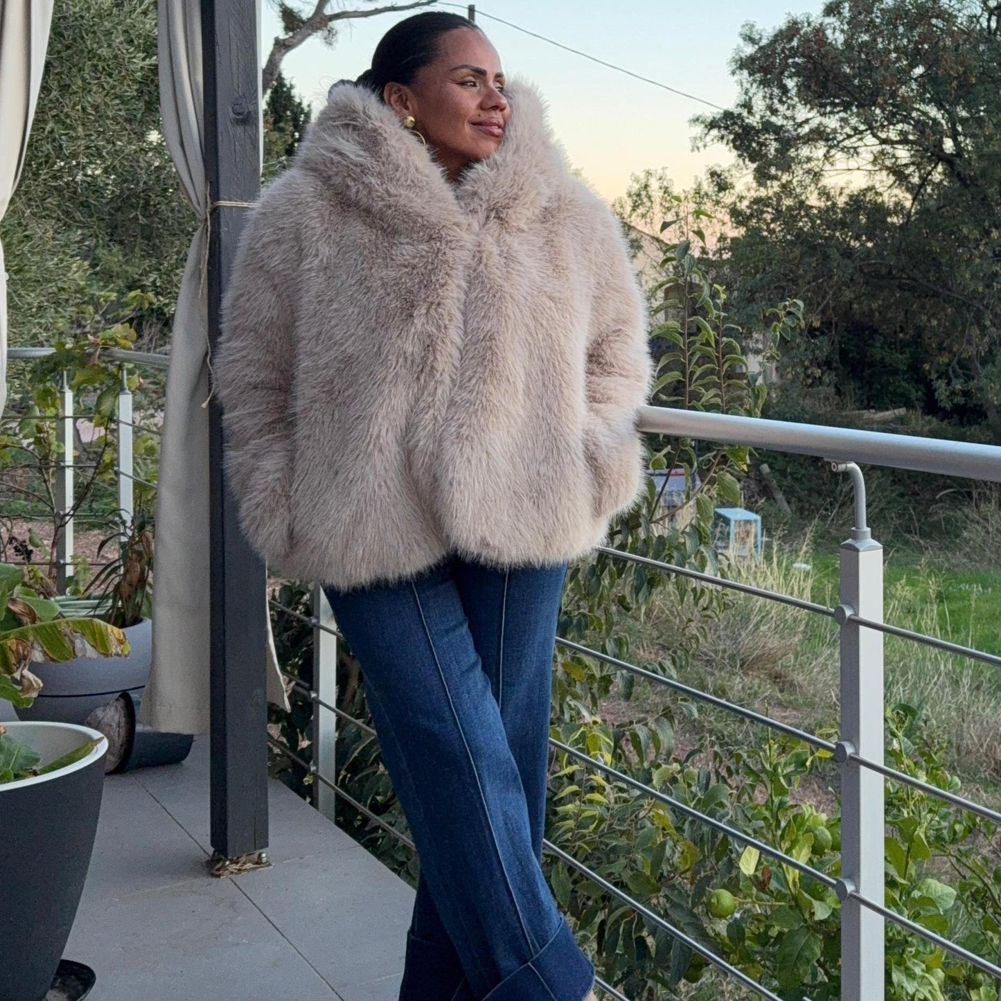 Manteau Aurore – Fourrure Douce à Capuche