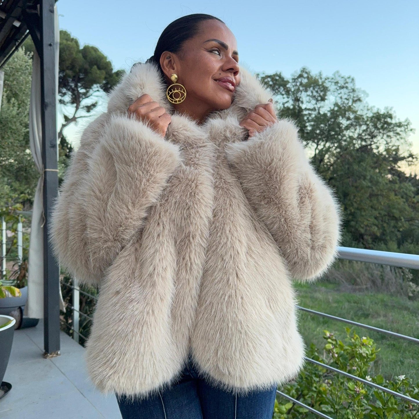 Manteau Aurore – Fourrure Douce à Capuche