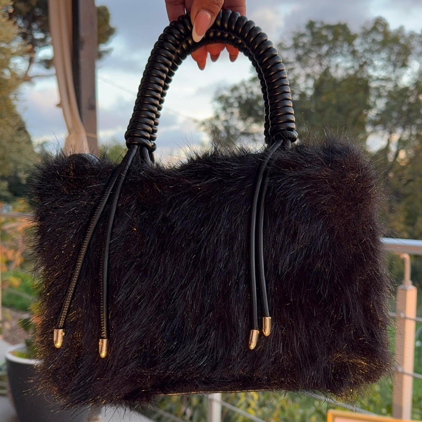 Sac Diva – fourrure chic et anse tressée