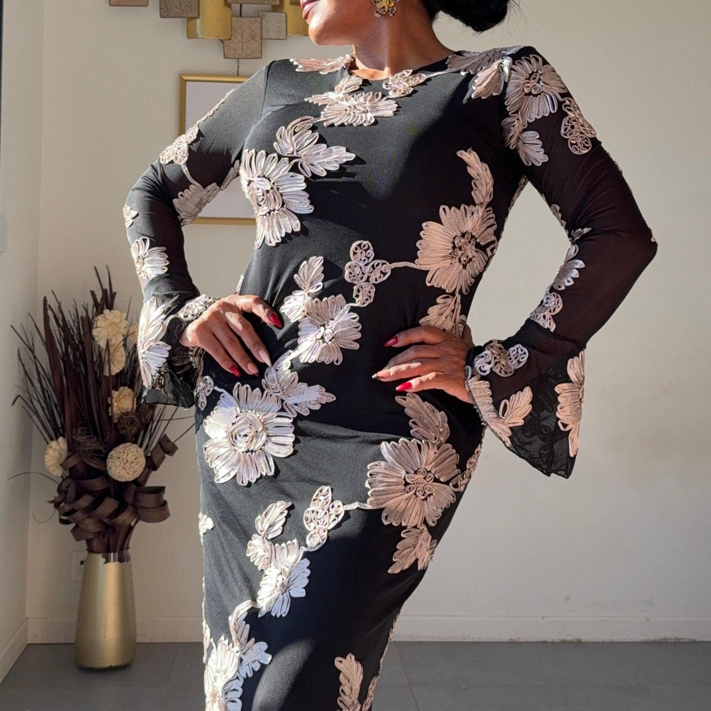 Robe Floralis Élégance – Broderie 3D et manches longues