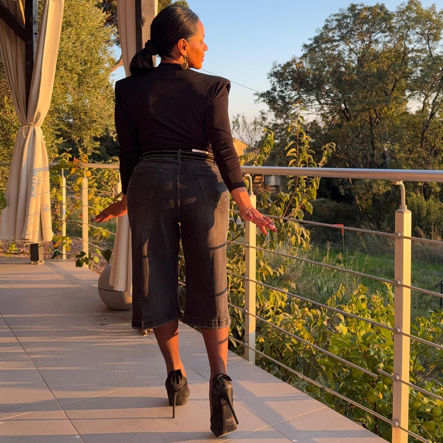 Pantacourt Kiara – denim et éclat