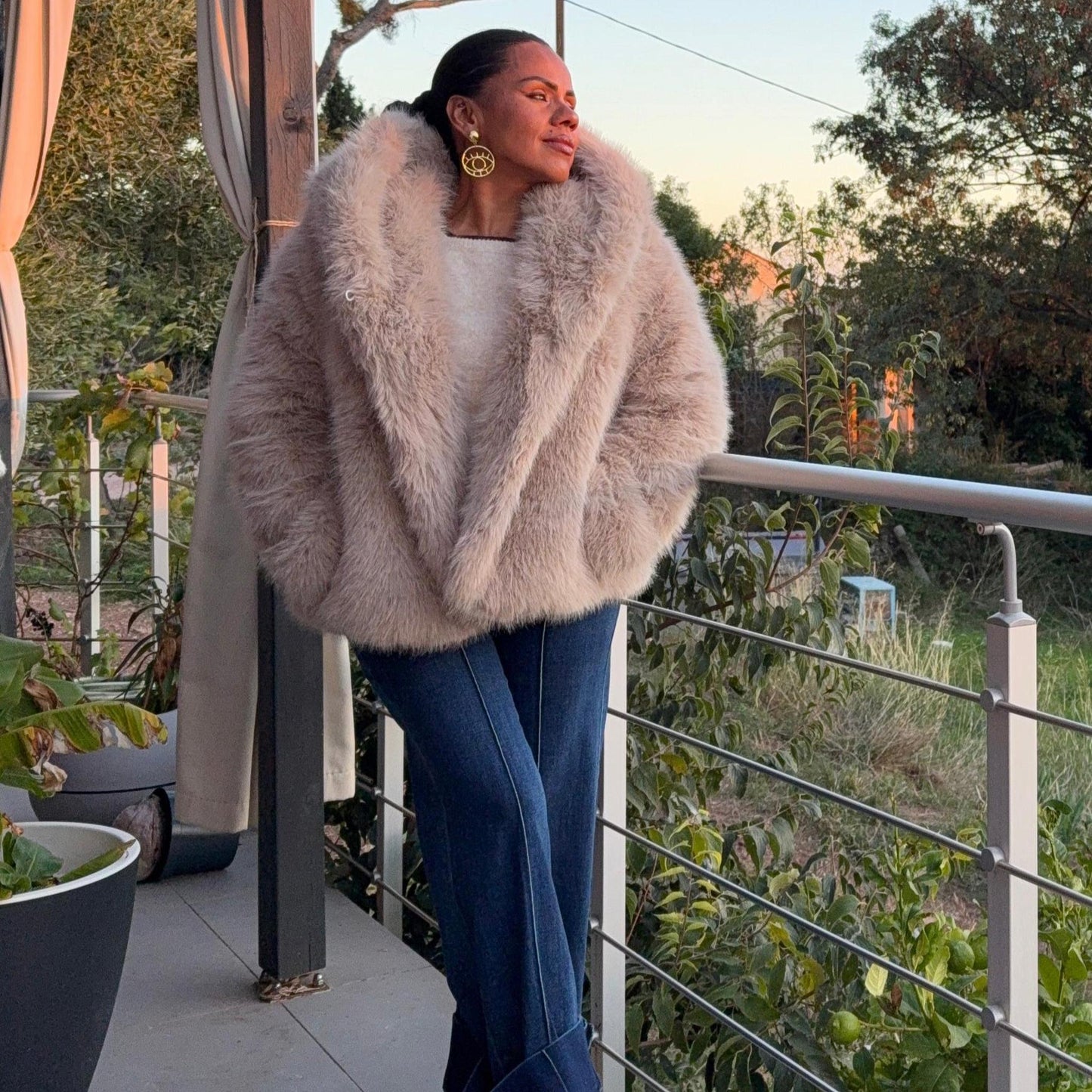 Manteau Aurore – Fourrure Douce à Capuche