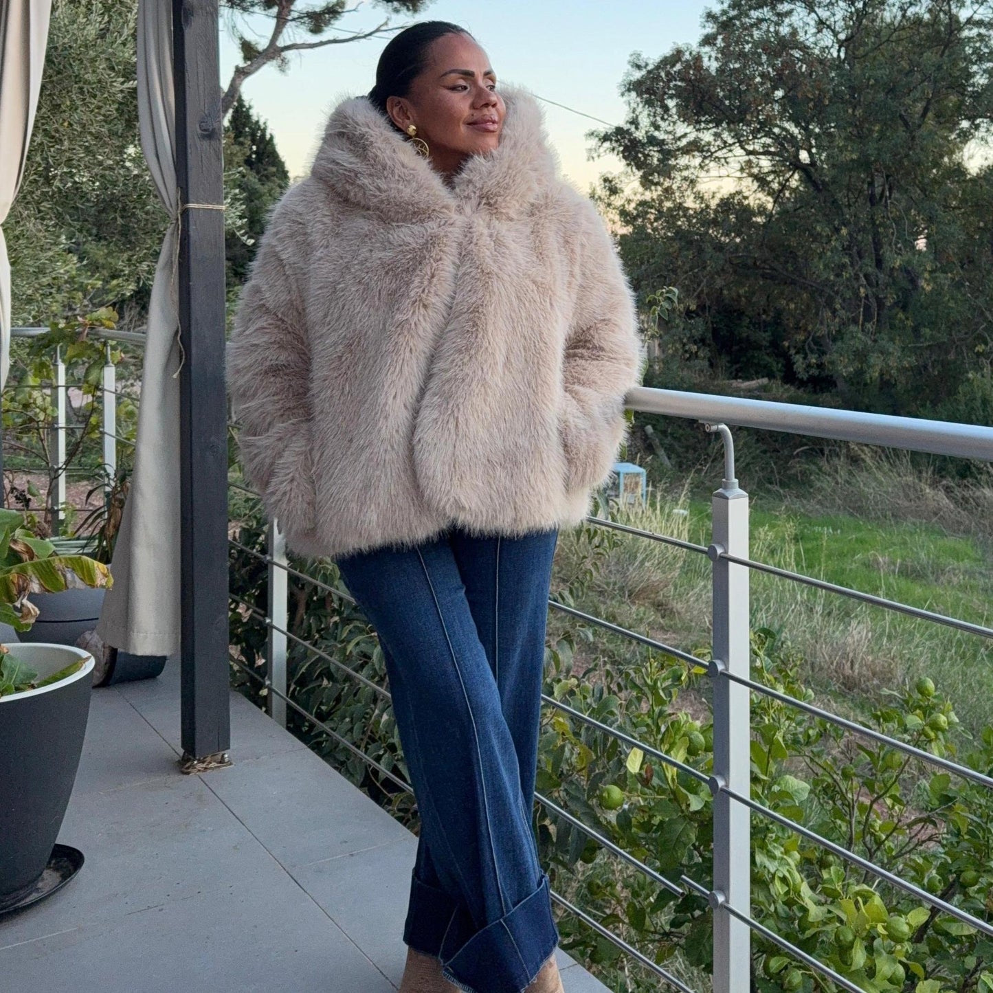 Manteau Aurore – Fourrure Douce à Capuche