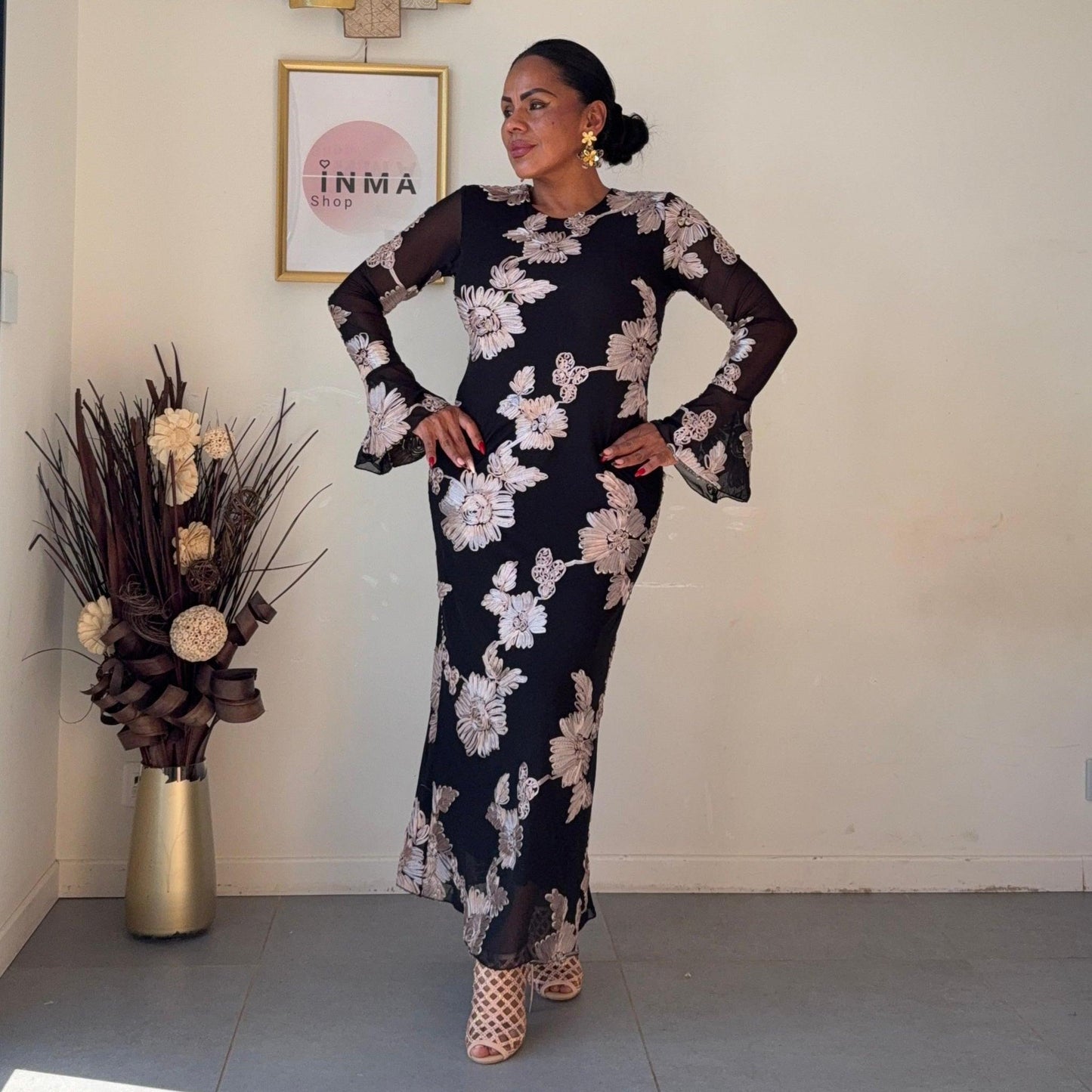 Robe Floralis Élégance – Broderie 3D et manches longues