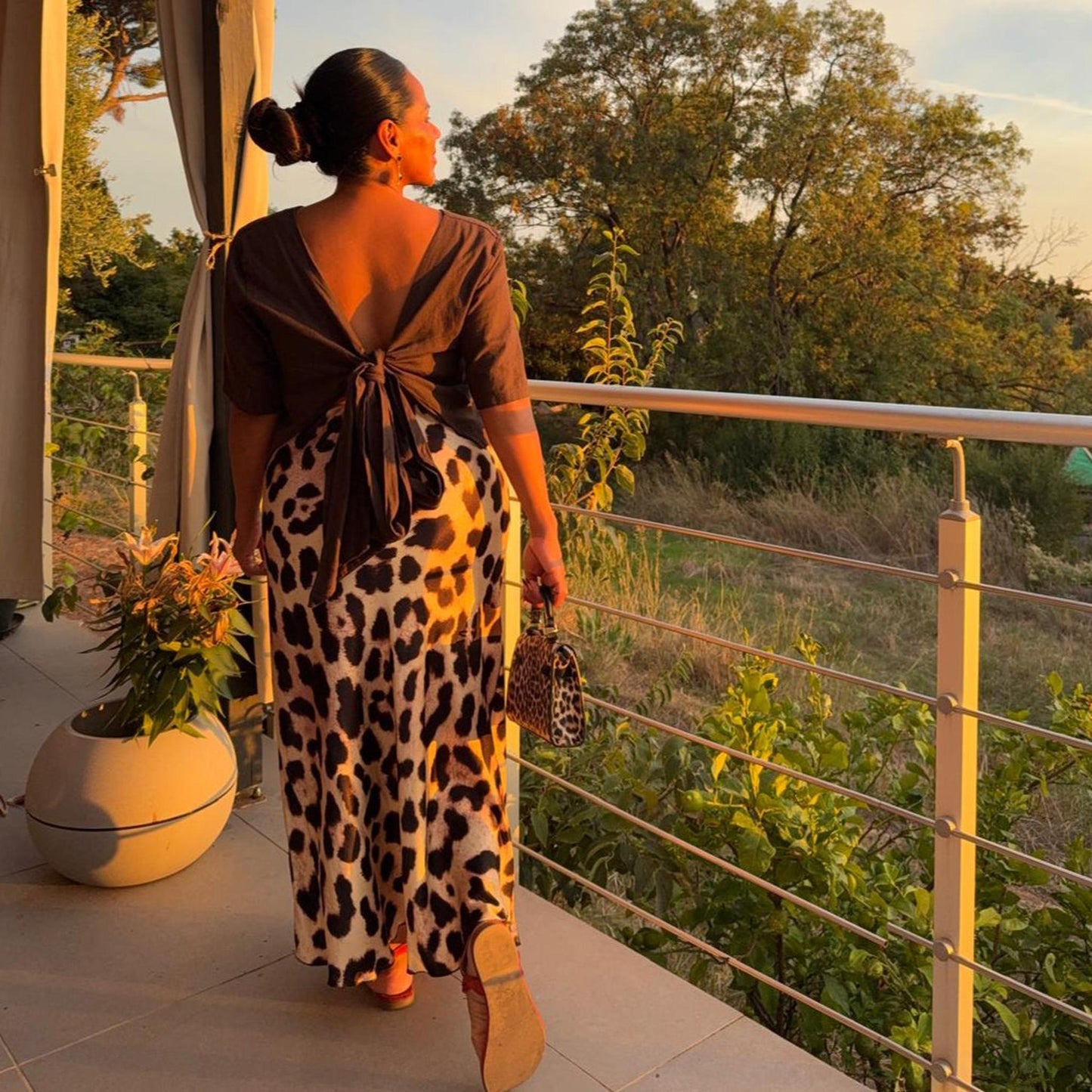 Blouse Choco – Élégance chocolat au dos noué