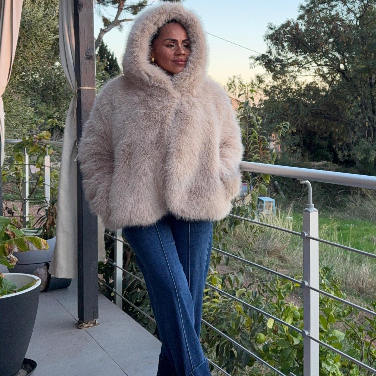 Manteau Aurore – Fourrure Douce à Capuche