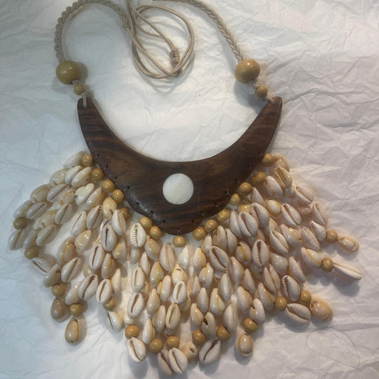 Collier Plastron Cauri – Force et Élégance