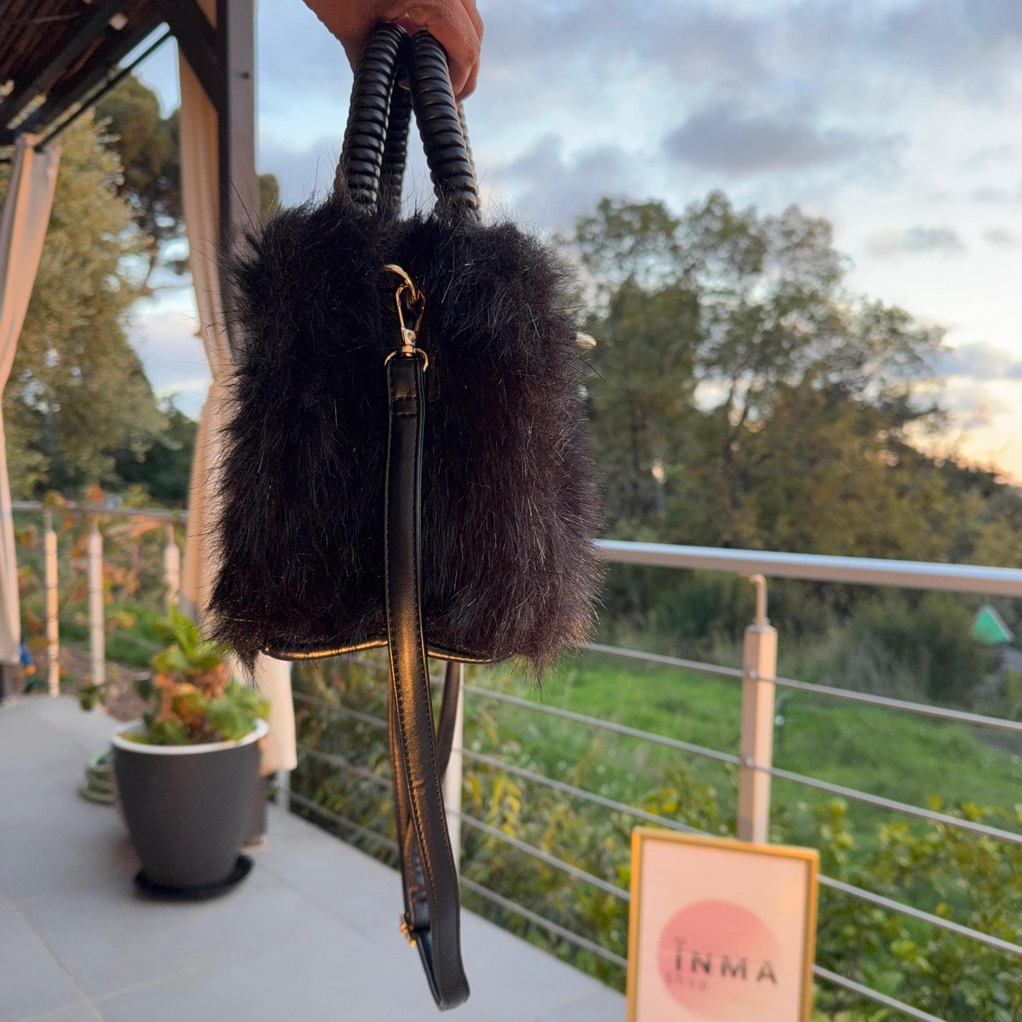 Sac Diva – fourrure chic et anse tressée