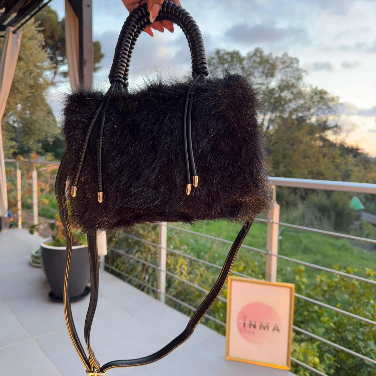 Sac Diva – fourrure chic et anse tressée