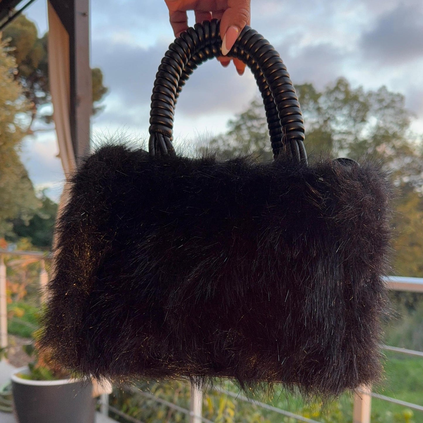 Sac Diva – fourrure chic et anse tressée