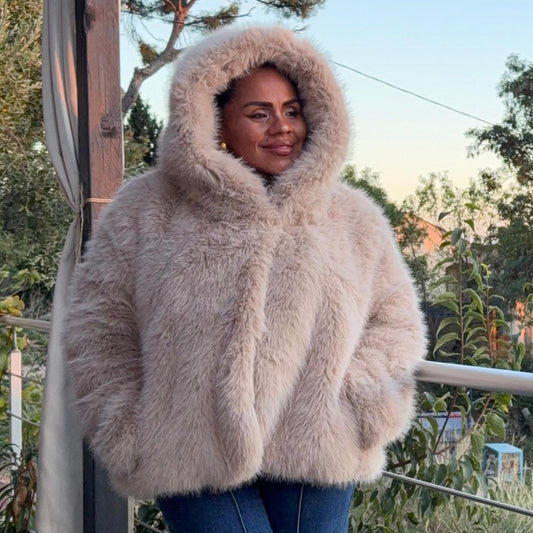 Manteau Aurore – Fourrure Douce à Capuche