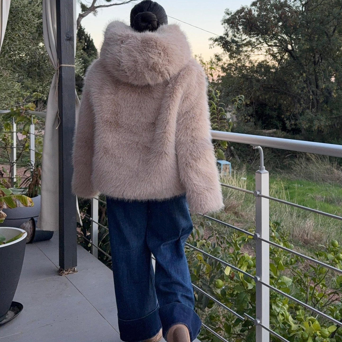 Manteau Aurore – Fourrure Douce à Capuche