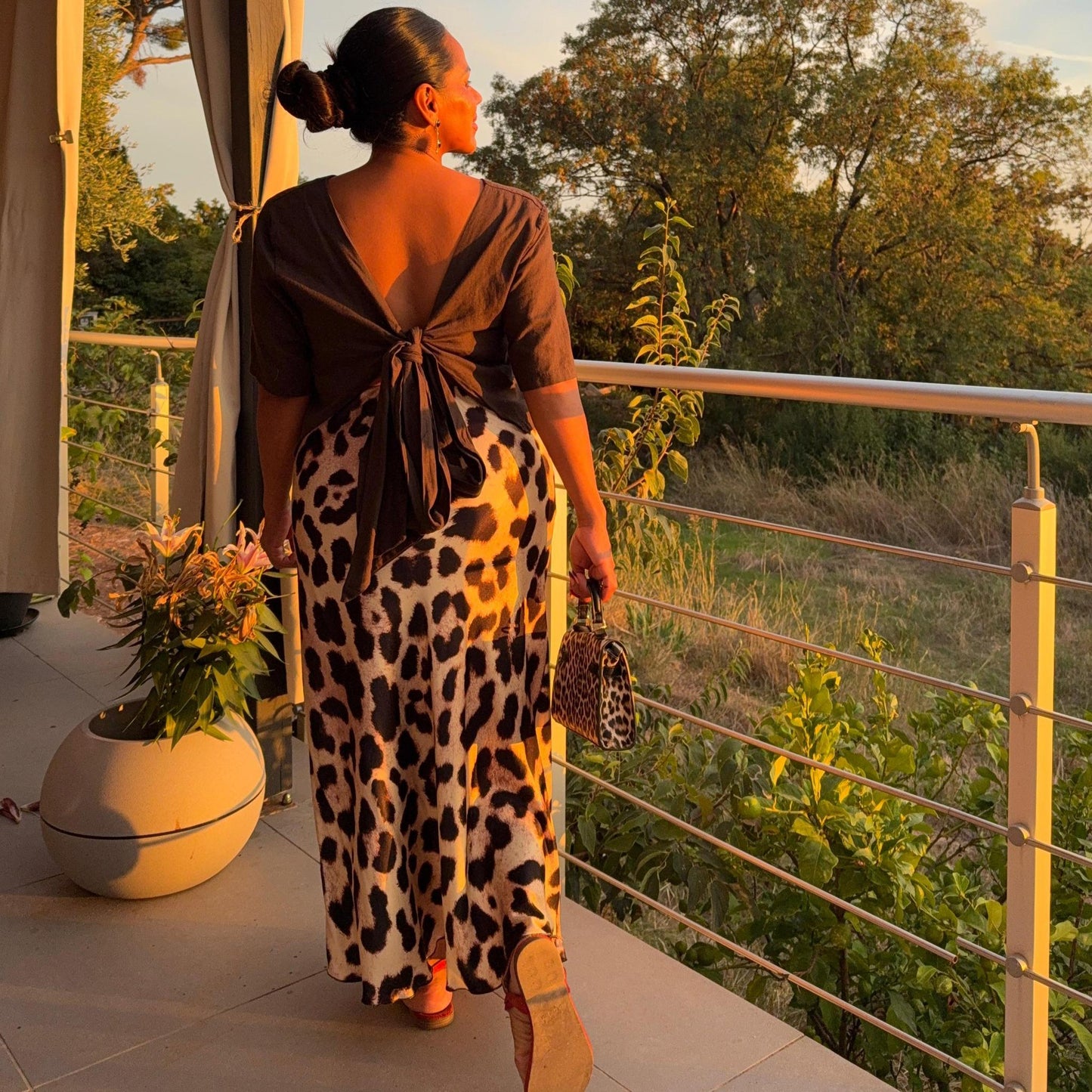 Blouse Choco – Élégance chocolat au dos noué