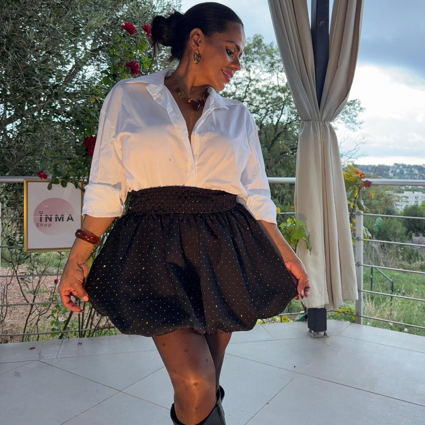 Jupe courte noire à pois brillants