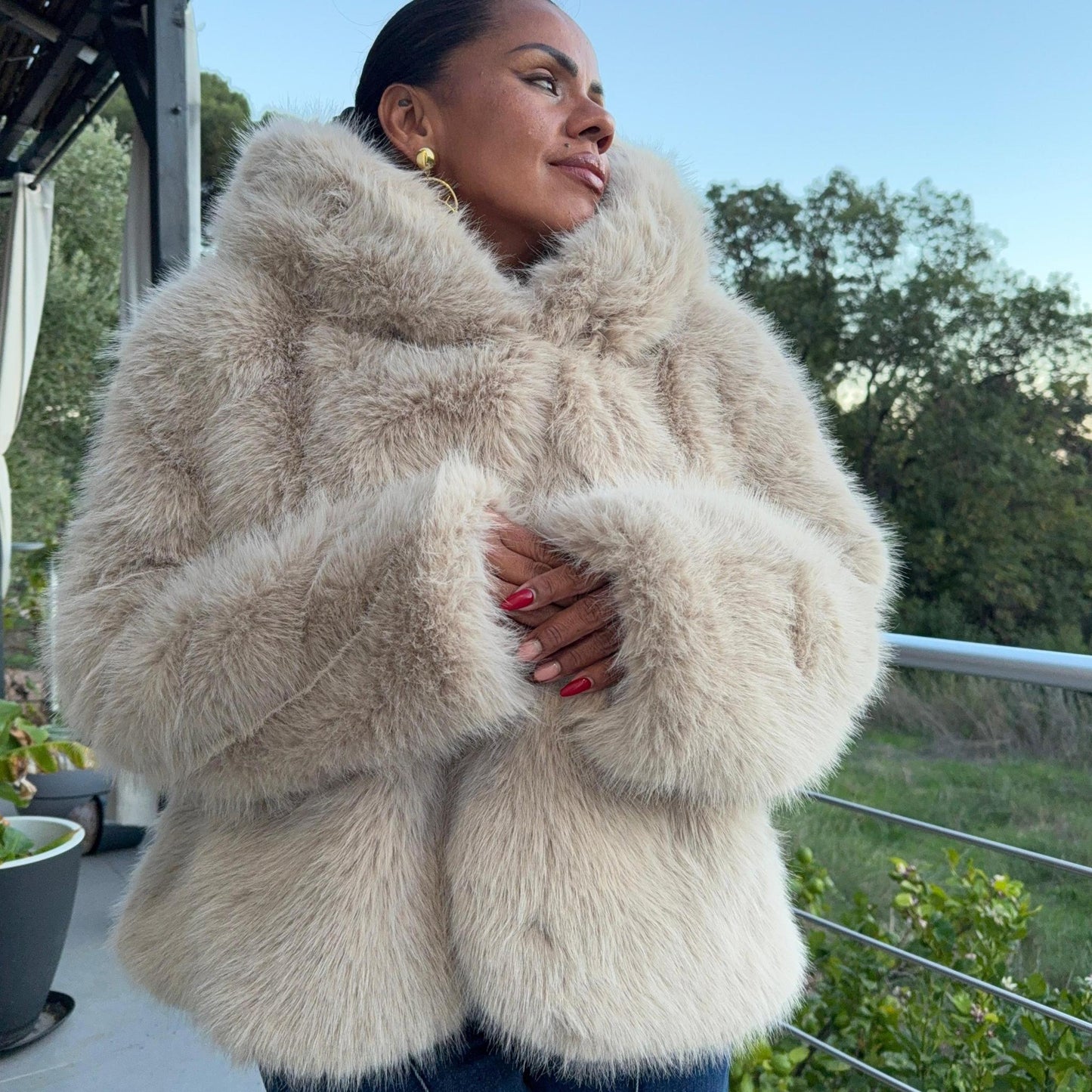 Manteau Aurore – Fourrure Douce à Capuche